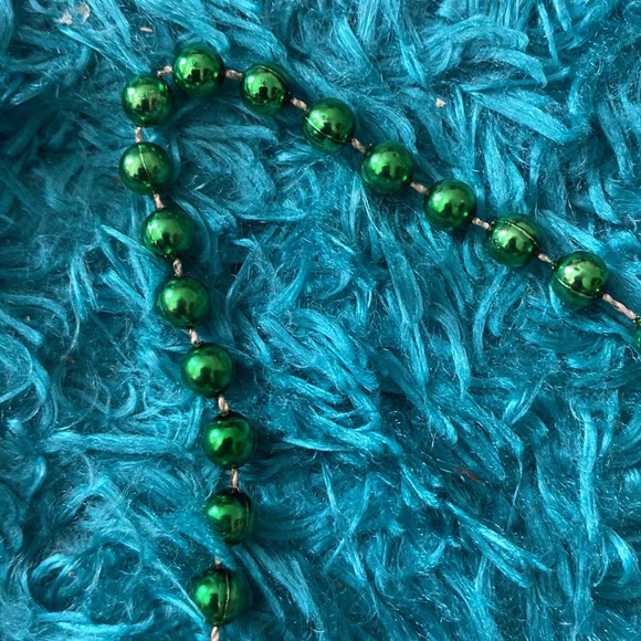 Green plastic spherical beads necklace - Picture 2 of 6